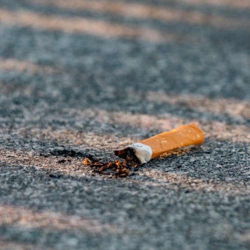 Zigarettenkippen in der Stadt